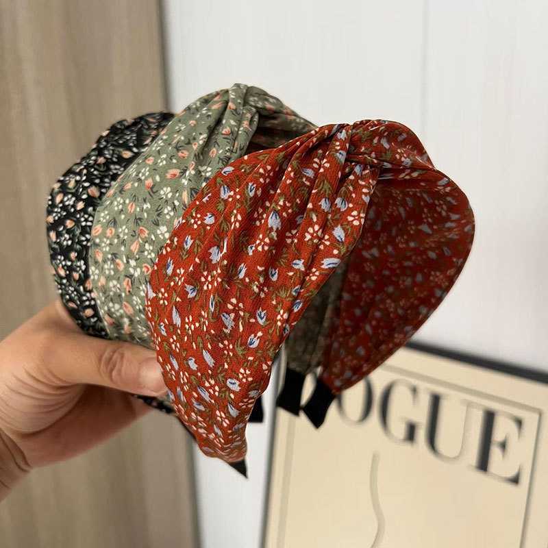 Travel Accessories Aesthetic - 女性用、柔らかいコットン素材、小花柄、ねじり結びデザインのヘアバンド。通気性に優れた生地を使用し、幅広で滑りにくい。女の子向けのヘアアクセサリー。