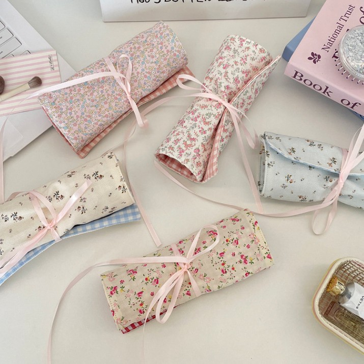 コテージコア風の花柄メイクブラシ収納ロールバッグ、コットンリ - Travel Accessories Organizer Bag のレビューと価格